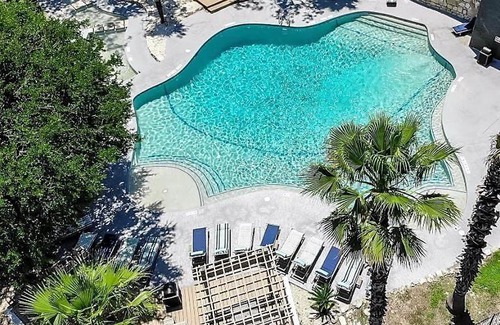 Barton Hills Apartment | CozySuites Studio Skyline Barton Creek #02