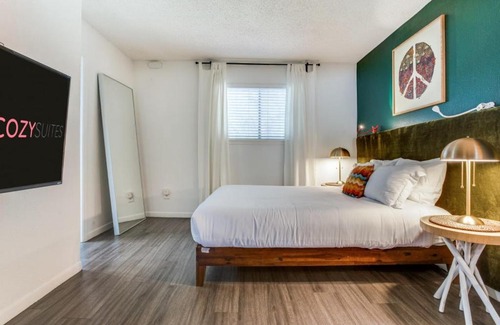 Barton Hills Apartment | CozySuites Studio Skyline Barton Creek #02