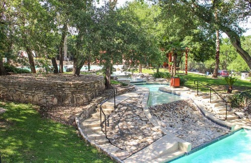 Barton Hills Apartment | CozySuites Studio Skyline Barton Creek #01