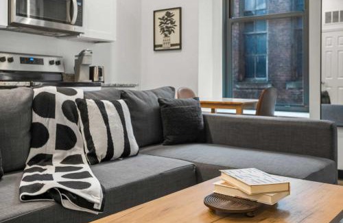 Cultural District Apartment | CozySuites Stunning 1BR in Downtown Pitts 43