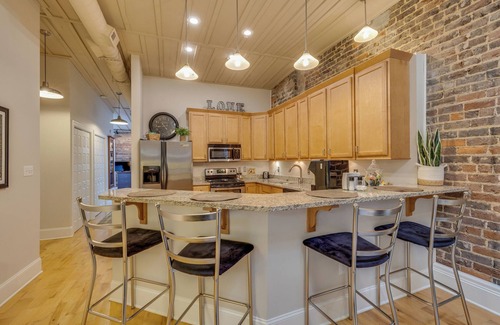 Bristol Apartment | CozyUrbanLoft-Downtown Living at its Finest!