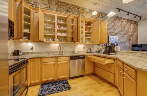 Bristol Apartment | CozyUrbanLoft-Downtown Living at its Finest!