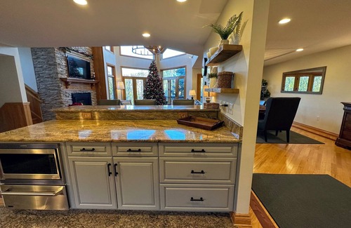 Bretton Woods House | CR1 Luxury ski-in/out, chef kitchen, AC, wifi, large deck with fire pit and Hot Tub! Pool/gym passes