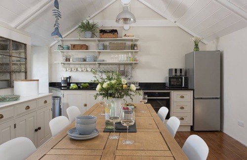 Mousehole Cottage | Crab Cottage - a cottage that sleeps 2 guests in 1 bedroom
