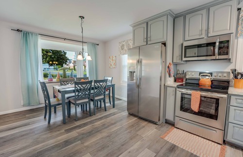 Colonial Beach House | Crab Shack in Town-Walk to beach and restaurants-Sleeps 6