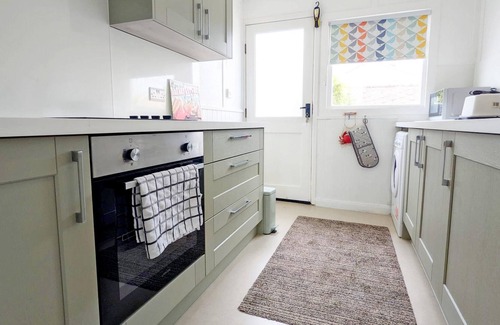 Rustington Cottage | Crab Shack, Rustington - sleeps 3 guests in 2 bedrooms