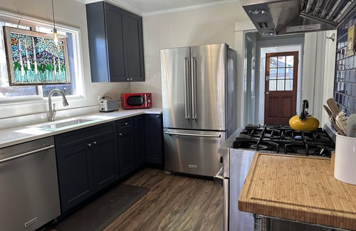 River West House | Crabapple Cottage - 2 Blocks to Mirror Pond, 1 Gig Wifi, Great Location
