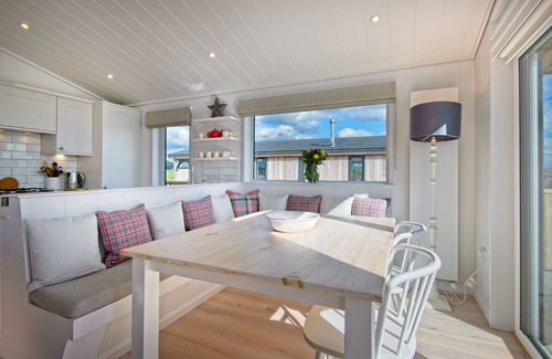 Castle Douglas Cottage | Crabtree Lodge - a lodge that sleeps 6 guests in 3 bedrooms