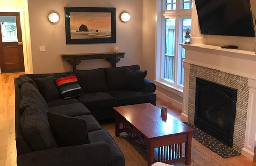 Downtown Cannon Beach House | Craftsman Style in the Heart of Cannon Beach!