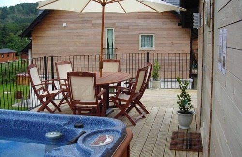 Kenmore Cottage | Crannog Lodge - sleeps 6 guests in 3 bedrooms