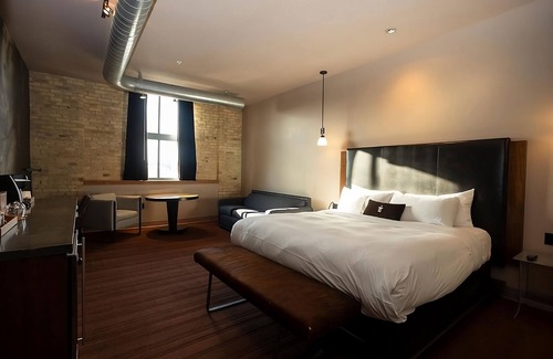 Fifth Ward Hotel | Cream Studio at The Iron Horse Hotel, Pets Allowed, Near Discovery World