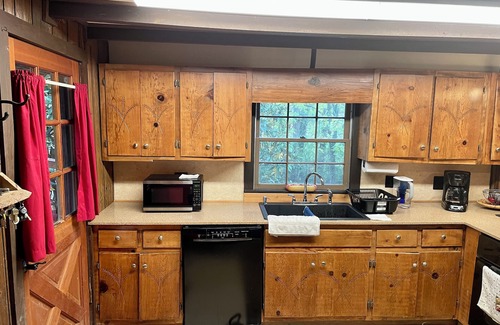 Franklin House | Creek Front. Charming 2-bedroom log home 10 minutes to lovely Franklin NC