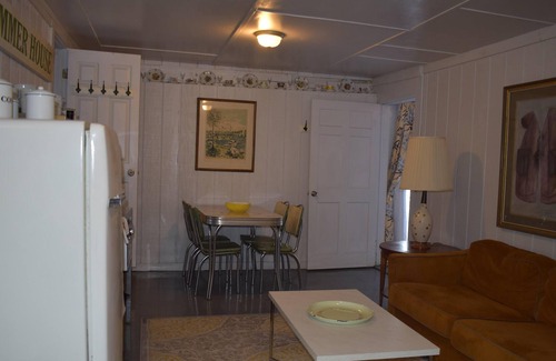 Jeffersonville House | Creek House sleeps 4-8 guests with private bathroom, queen bed, single beds and kitchenette.