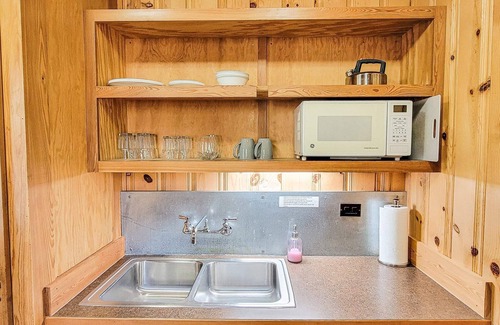 Mazama Cabin | Creekside Bunkhouse on Early Winters Creek
