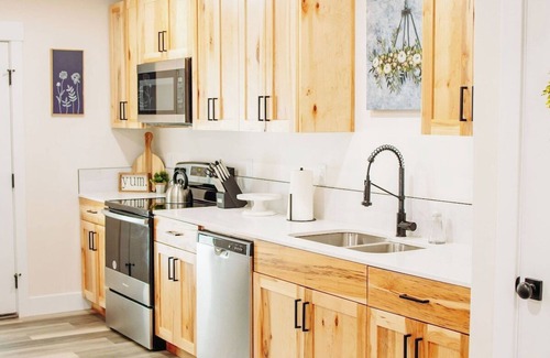 McCammon House | Creekside Cabin Juniper-stay with views near Lava