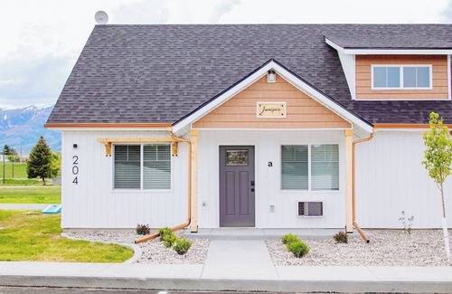 McCammon House | Creekside Cabin Juniper-stay with views near Lava