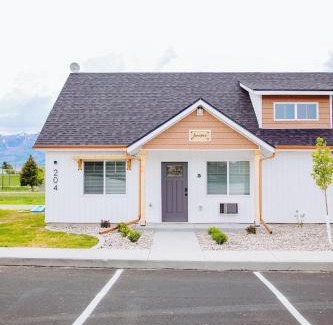McCammon House | Creekside Cabin Juniper-stay with views near Lava