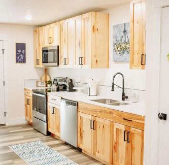 McCammon House | Creekside Cabin Juniper-stay with views near Lava