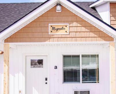 McCammon House | Creekside Cabin Magnolia-stay w views near Lava