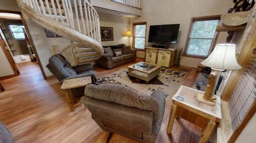 Red River House | Creekside Cabin - Pet Friendly - WiFi - Washer - Dryer - Grill - Fenced Yard - Fireplace