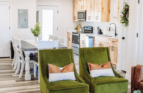 McCammon House | Creekside Cabin-Willow, stay with views & near Lava!