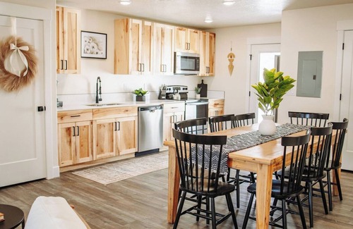 McCammon House | Creekside Cabins- Large Property for Reunions