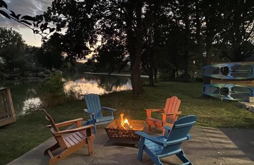 Kingsville House | Creekside Cottage - kayak, SUP, fishing, game room, steps to the beach