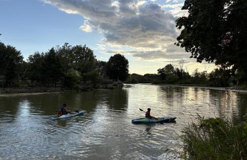 Kingsville House | Creekside Cottage - kayak, SUP, fishing, game room, steps to the beach