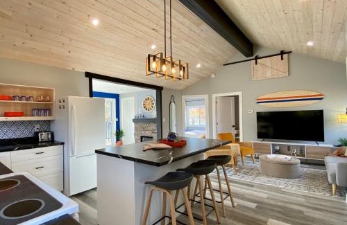 Kingsville House | Creekside Cottage - kayak, SUP, fishing, game room, steps to the beach