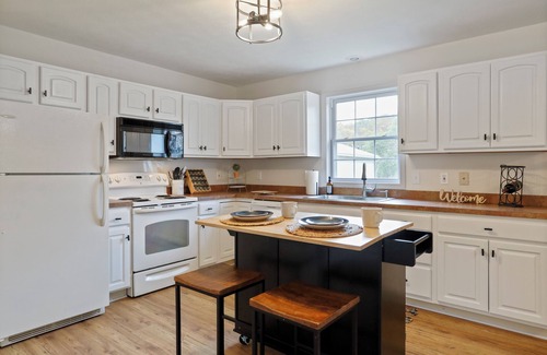 Berkeley Springs House | Creekside Fun | Dog-friendly, Games & Fire Pit