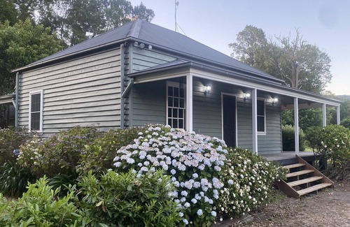 Broughton Vale Cottage | Creekside Historical Cottage - Near Berry