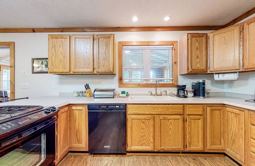 Blairsville Cabin | Creekside home near the lakes with beautiful yard, firepit & Ping-Pong