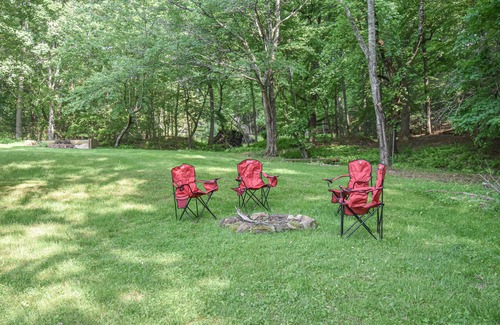 Blairsville Cabin | Creekside home near the lakes with beautiful yard, firepit & Ping-Pong