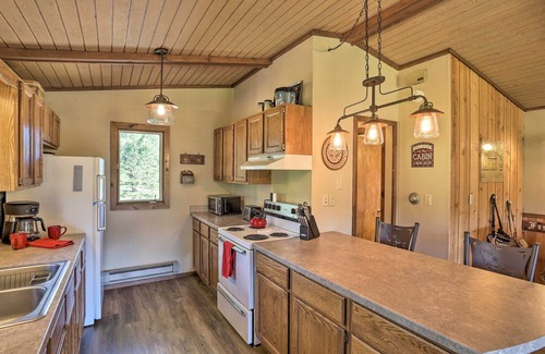 Rimrock Cabin | Creekside Rapid City Cabin w/Deck on 30 Acres!