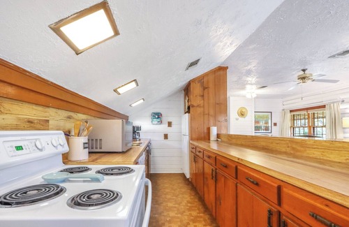 Wimberley House | Creekside Vista Escape - Cabin I/Creek, Stars