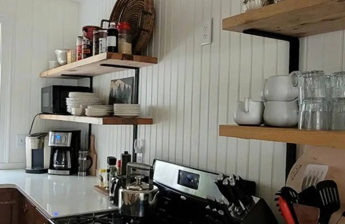Bedford Cottage | Creekside With Hot Tub, Gas Fireplace, Fishing, Minutes to Downtown and Omni Spa