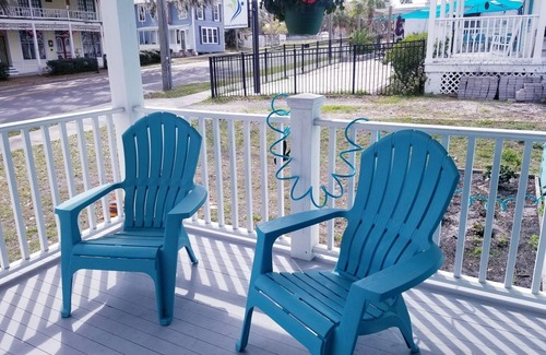 Crescent City House | Crescent Lake View in Quaint Downtown Crescent City