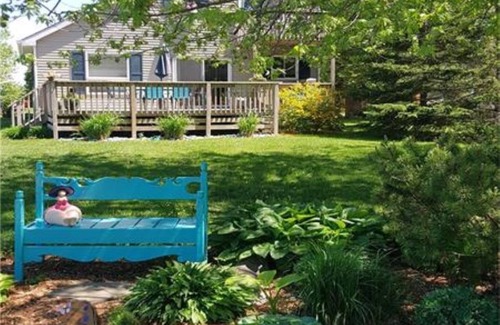 Bluewater Cottage | Crest Beach Lake House: 4-Season Getaway Between Bayfield and Grand Bend!