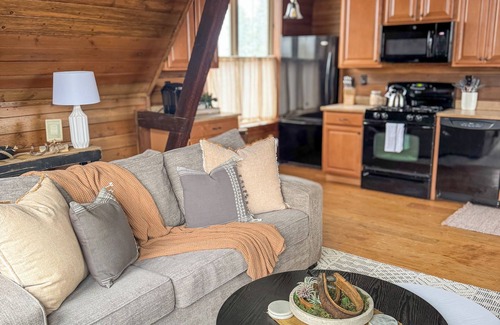 Creston House | Creston Centennial #1-King bed, rustic barn loft w/stairs