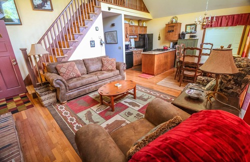 Grassy Creek Cottage | Crispy Nights, Warm Fire Pit - Your Fall Riverside Escape Awaits