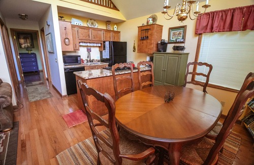 Grassy Creek Cottage | Crispy Nights, Warm Fire Pit - Your Fall Riverside Escape Awaits