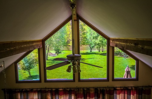 Grassy Creek Cottage | Crispy Nights, Warm Fire Pit - Your Fall Riverside Escape Awaits