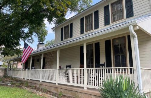 Fredericksburg House | Crockett and Creek B&B 1 block to Main St