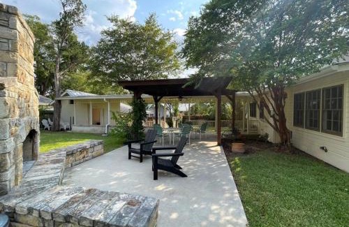 Fredericksburg House | Crockett and Creek B&B 1 block to Main St