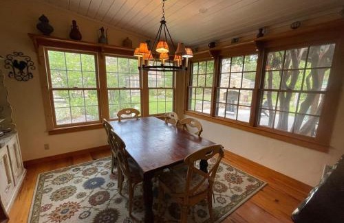 Fredericksburg House | Crockett and Creek B&B 1 block to Main St