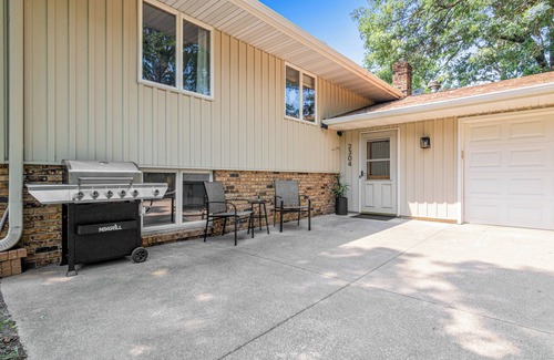 Stillwater House | Croixwood Cottage: 5BR luxe retreat near downtown Stillwater—book today!