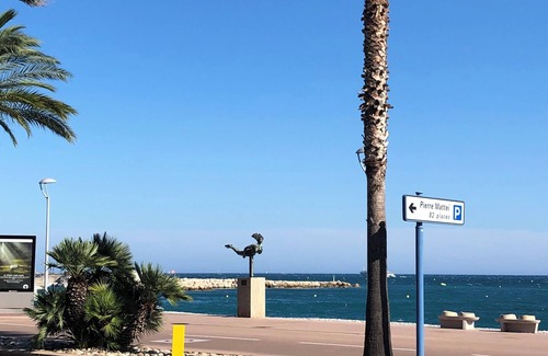 Cros-de-Cagnes Apartment | Cros de Cagnes-sur-Mer building facing the sea