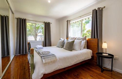 Dubbo House | Crown Comforts - Family Escape, Firepit