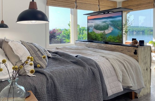 Horseshoe Bend House | Crown Lake Moat House - 3 Ensuite Bedrooms, Lakefront w hot tub and much more!