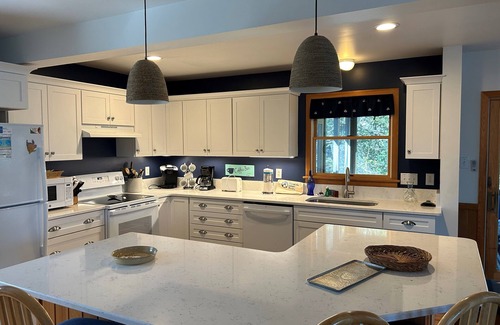 Ocracoke House | Crows Nest: Dog friendly home, wonderful decking, screened porch.